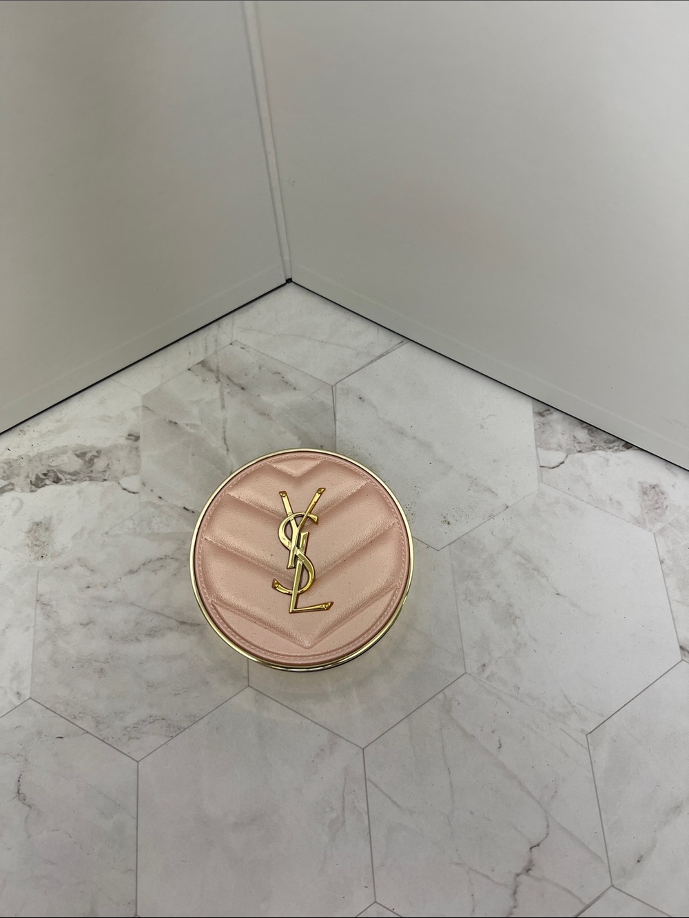Yves Saint Laurent Gold Compact Cushion - Black Label Detail B10